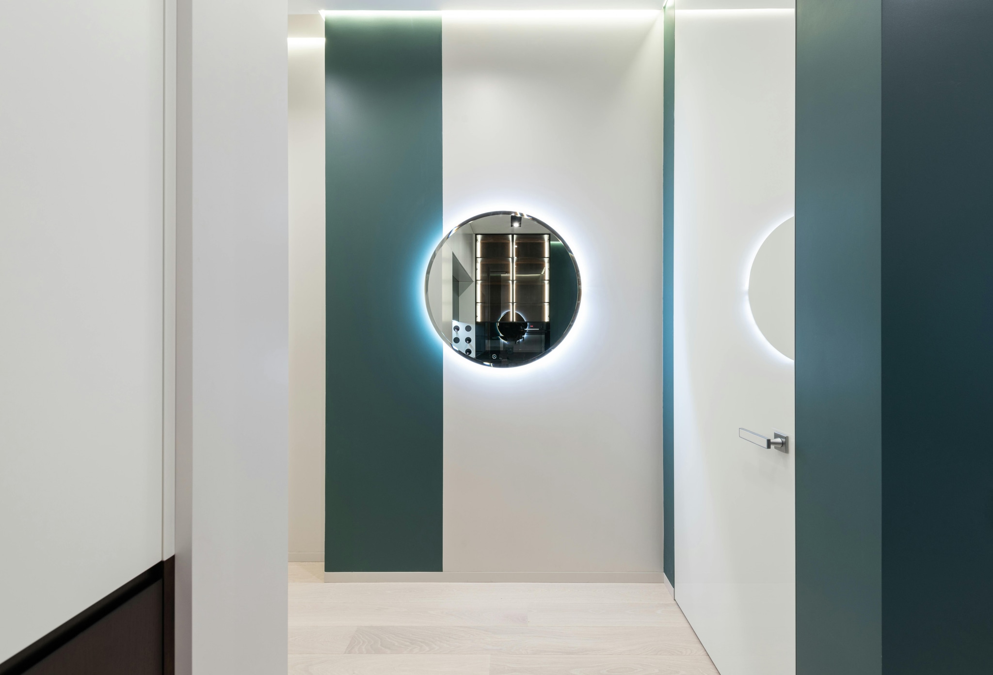 Mirror and LED Lights: The Ultimate Modern Bathroom Accessory